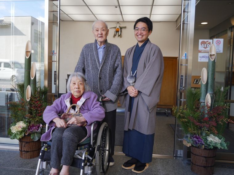 エントランスの門松前で記念撮影